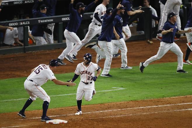 휴스턴 호세 알투베(27번)가 20일 뉴욕 양키스와의 ALCS 6차전 4-4로 맞선 9회말 2사 1루에서 시리즈를 끝내는 끝내기 투런 홈런을 때린 뒤 1루 베이스를 돌고 있다. | AP연합뉴스