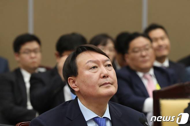 윤석열 검찰총장이 17일 오전 서울 서초구 대검찰청에서 열린 국회 법제사법위원회의 대검찰청에 대한 국정감사에 출석해 의원들 질의에 답한뒤 생각에 잠겨 있다. 2019.10.17/뉴스1 © News1 이광호 기자