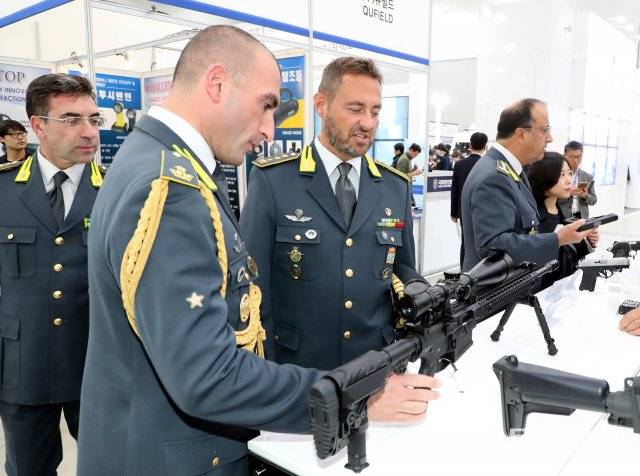 한국의 무기 살펴보는 외국의 경찰 관계자들