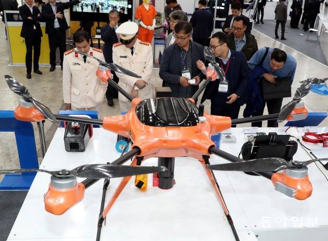 세계 각국 경찰 관계자들이 재난치안용 무인기를 살펴보고 있다.