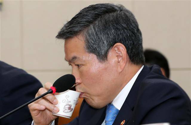 [국감]정경두 장관,  ‘이적행위’논란 ‘속타네’ - 정경두 국방부 장관이 21일 서울 여의도 국회에서 열린 국방위원회의 국방부, 병무청, 방위사업청 등에 대한 국정감사에서 하태경 바른미래당 의원 질의에 답변을 마친 후 물을 마시고 있다.  2019.10.21/뉴스1