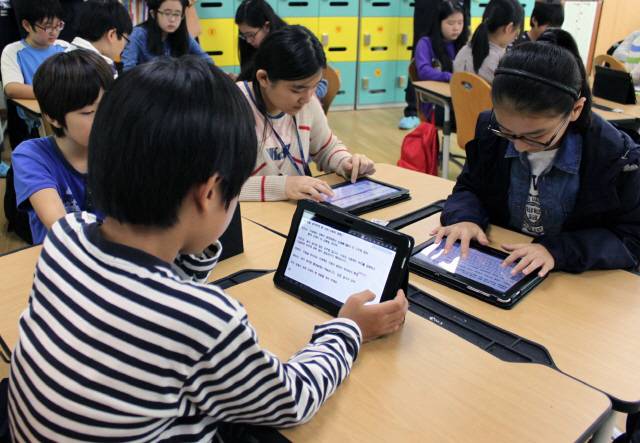 SW 교육 강화를 위해 예산 및 수업 시간이 늘어나야 한다는 지적이 나오는 가운데 지난달 한 초등학교에서 학생들이 스마트패드를 이용해 수업을 하고 있다.  /연합뉴스