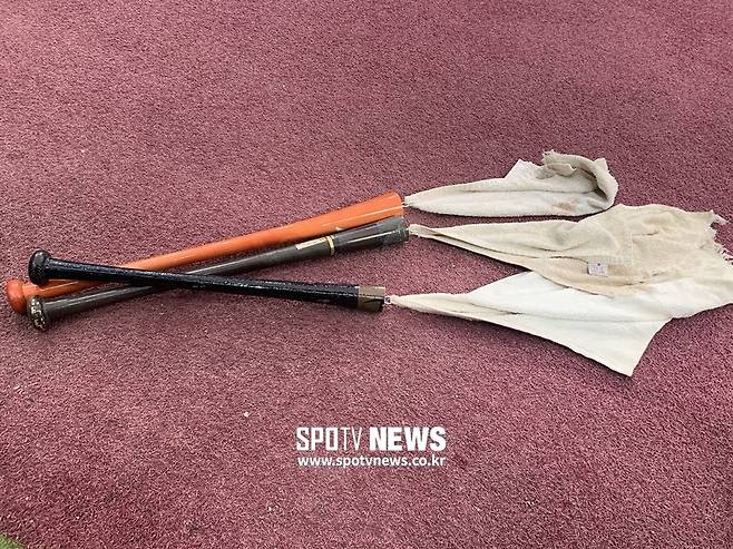 ▲ 배트를 밑동만 남기고 수건을 매단 '섀도 배트'. 스윙 때 저항력을 높이는 훈련법이다. ⓒ고척돔, 고유라 기자