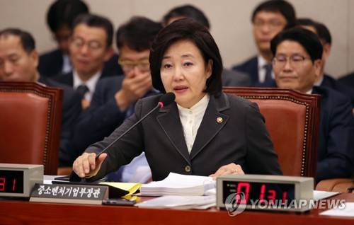 종합감사 참석해 질의 답하는 박영선 장관 (서울=연합뉴스) 김인철 기자 = 박영선 중소벤처기업부 장관이 21일 오전 국회에서 열린 산업통상자원중소벤처기업위원회 종합감사에서 의원들 질의에 답하고 있다. 2019.10.21 yatoya@yna.co.kr