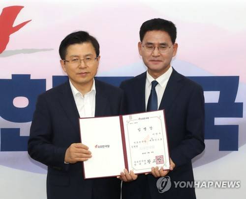 황교안, 당 대변인에 이창수 임명 (서울=연합뉴스) 김주형 기자 = 자유한국당 황교안 대표(왼쪽)가 8월 19일 오전 국회에서 열린 신임 주요당직자 임명장 수여식에서 당 대변인에 임명된 이창수 충남도당위원장과 기념촬영을 하고 있다. [연합뉴스 자료사진]