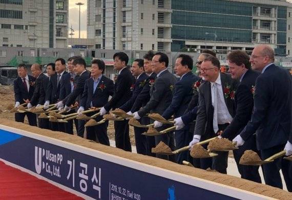 울산피피 기공식이 22일 울산 신항만 배후지역에서 열렸다. 울산피피 조세프 호인키스 대표이사를 비롯해 송철호 울산시장, 황세영 울산시의회 의장, 전영도 울산상의 회장, 대림산업 김상우 부회장, SK가스 윤병석 사장, APC 알 마트라피 CEO, 라이온델바젤 장 가드보아 수석부사장 등이 참석해 기공식을 축하하고 있다. /사진=울산시
