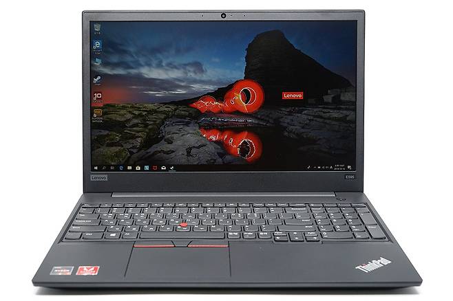 15.6인치 디스플레이는 풀HD 해상도다.