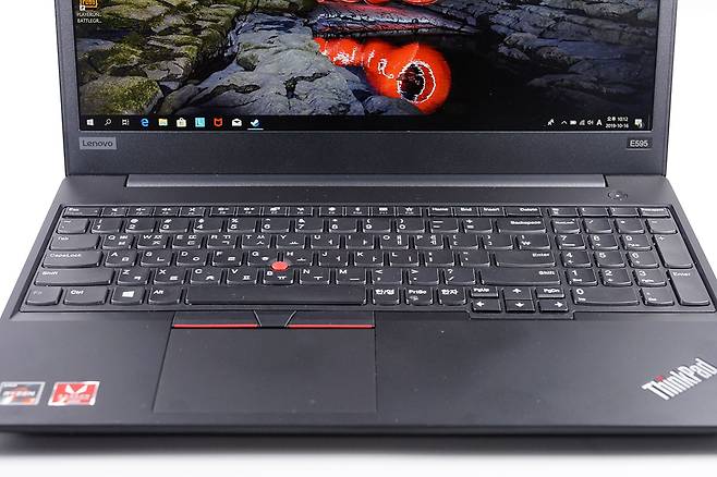 전통적인 씽크패드의 키보드·터치패드 구성이다.