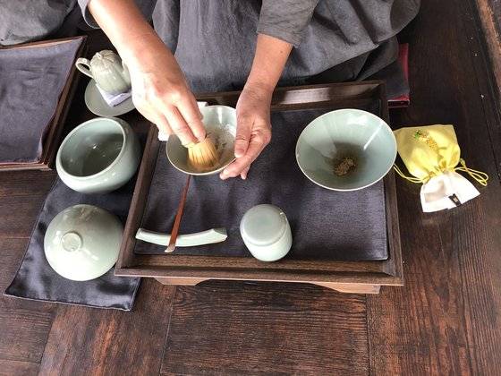 지난 10월 19일 창덕궁 낙선재에서 열린 '고궁다담' 행사에서 고려단차를 재현하고 있다. 차를 곱게 갈아 가루를 낸 다음 뜨거운 물을 부어 거품을 내 마시는 게 특징이다. 차선으로 격불하는 모습. 유지연 기자