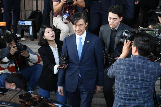 <2019년10월14일 과천=최현규기자 > 사의를 밝힌 조국 전 법무부장관이 14일 경기 과천시 법무부 청사를 떠나고 있다.