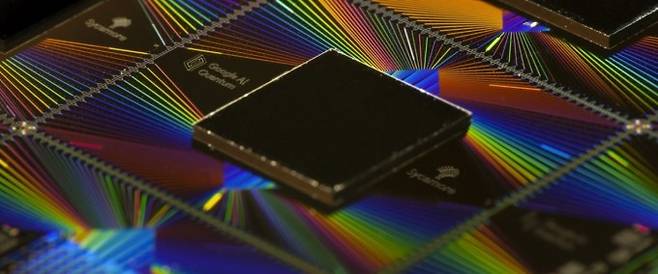 구글이 양자컴퓨터로 기존 컴퓨터를 능가하는 연산 성능을 보이는 이른바 ′양자우월성′을 달성했다는 논문을 정식 발표했다. 9월 중순부터 한 달 이상 지속돼 온 논란이 일단 가라앉을 것으로 보인다. 구글 AI 블로그 제공