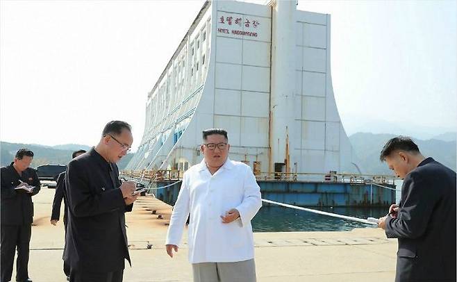 김정은 북한 국무위원장이 금강산 관광지구를 현지 지도하고 금강산에 설치된 남측 시설 철거를 지시했다고 조선중앙통신이 23일 보도했다.(사진=연합뉴스)