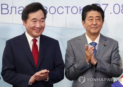 이낙연 총리와 아베 신조 일본 총리 이낙연 국무총리와 아베 신조(安倍晋三) 일본 총리가 2018년 9월 12일 오후(현지시간) 러시아 블라디보스토크 극동연방대에서 열린 극동범선대회 시상식에서 박수치고 있다.    [연합뉴스 자료사진]