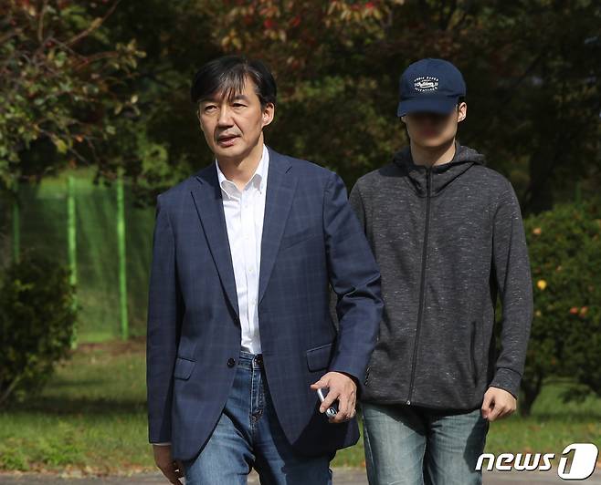 조국 전 법무부 장관과 아들이 24일 오전 경기 의왕시 서울구치소를 나서고 있다. © News1 신웅수 기자