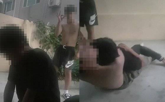 대전시 유성구의 한 중학교에 다니는 학생이 친구들에게 폭행을 당하는 장면. 가해 학생이 피해 학생의 목을 조르고 있다.(오른쪽) [사진 학부모 제공 동영상 캡처]