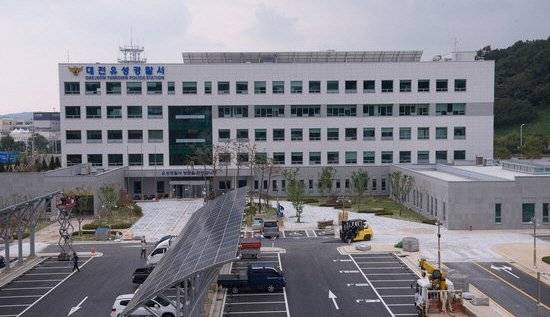 대전시 유성구의 한 중학교에 다니는 학생이 친구들에게 폭행했다는 신고가 접수돼 사건을 수사 중인 대전유성경찰서. [중앙포토]