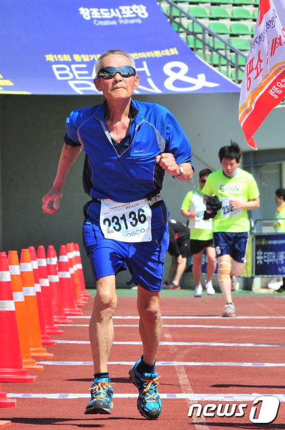 26일 오전 경북 포항시에 개최된 제15회 통일기원 포항해변마라톤 대회 10km코스에 도전한 어르신이 노익장을 과시하며 결승점으로 들어오고 있다. / 사진 = 뉴스 1