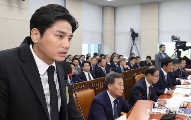 【서울=뉴시스】이종철 기자  = 행정안전위 참고인으로 출석한 '버닝썬' 사건 최초 신고자로 알려진 김상교씨가 24일 오후 서울 여의도 국회 행정안전위원회 종합 국정감사에서 이언주 무소속 의원의 질의에 답변을 하고 있다. 2019.10.24.jc4321@newsis.com