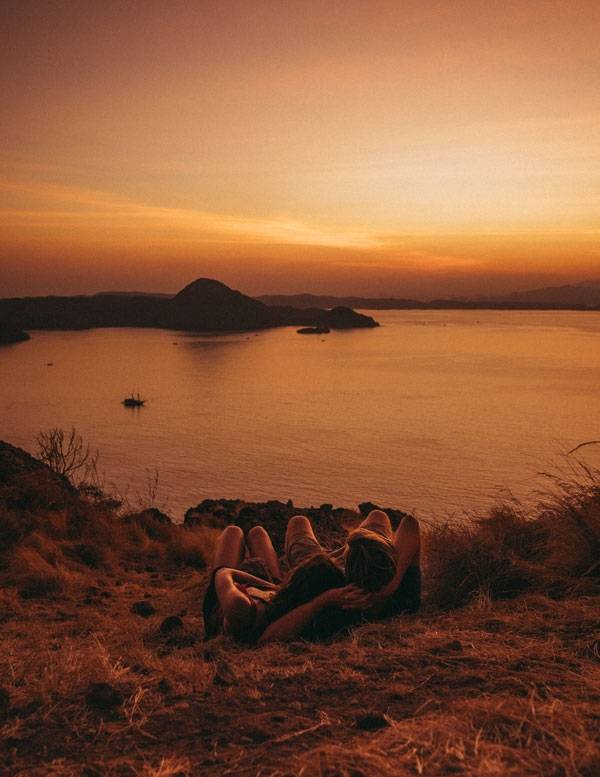 동이 트고, 사랑도 싹튼다