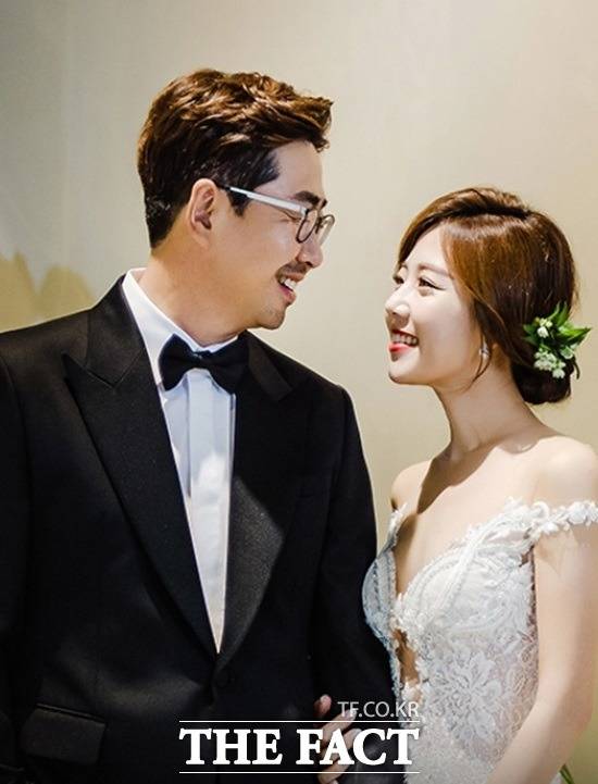 김선영 YTN 아나운서(오른쪽)가 다음 달 23일 서울의 한 호텔에서 백성문 변호사와 화촉을 밝힌다. /백성문 김선영 웨딩사진, 더팩트 DB
