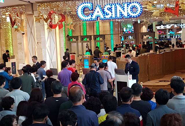 ▲고객들이 강원랜드 카지노에 순서에 따라 입장하고 있다. ⓒ프레시안