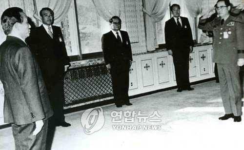 박 대통령에게, 보직 변경 신고하는 정승화 육군참모총장 (서울=연합뉴스) 박정희 대통령이 2일 청와대에서 정승화 신임 육군참모총장으로부터 보직변경 신고를 받고 있다. 사진 왼쪽에서 세 번째는 김계원 청와대 비서실장(본사자료)//1979.2.2/(2019.10.25)<저작권자 ⓒ 2005 연합뉴스.무단전재-재배포 금지>