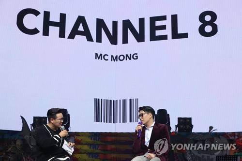토크하는 엠씨몽 (서울=연합뉴스) 강민지 기자 = MC몽(엠씨몽, 오른쪽), MC딩동이 25일 오후 서울 광진구 예스24라이브홀에서 열린 정규8집 'CHANNEL(채널) 8'발매 기념 음감회에서 대화하고 있다. 2019.10.25 mjkang@yna.co.kr