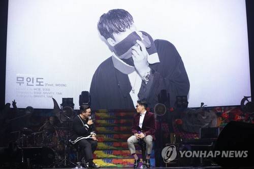 신곡 소개하는 엠씨몽 (서울=연합뉴스) 강민지 기자 = MC몽(엠씨몽, 오른쪽)과 MC딩동이 25일 오후 서울 광진구 예스24라이브홀에서 열린 정규 8집 'CHANNEL(채널) 8'발매 기념 음감회에서 신곡을 소개 하고 있다. 2019.10.25 mjkang@yna.co.kr