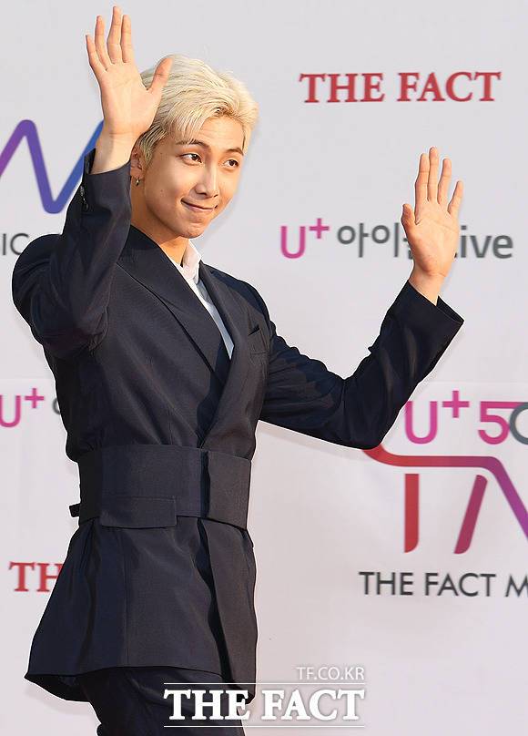 BTS의 리더 RM이 지난 4월 인천시 남동구 남동체육관에서 열린 'U⁺5G 더팩트 뮤직 어워즈'(U⁺5G THE FACT MUSIC AWARDS, 'TMA')에서 포토타임을 갖고 있다. /더팩트 DB