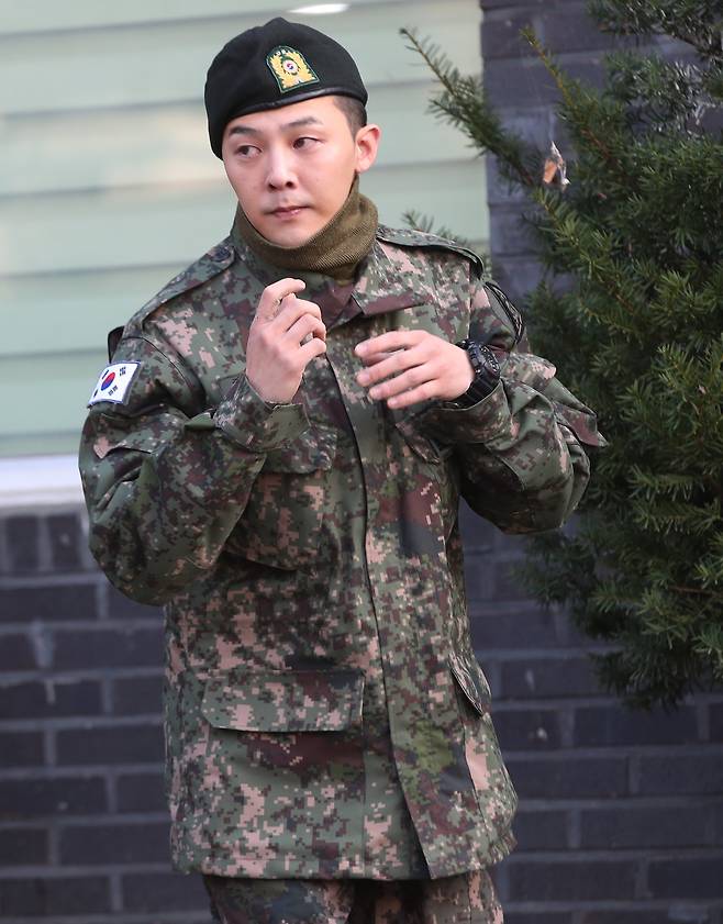 군 복무를 마친 그룹 빅뱅의 지드래곤이 26일 오전 경기도 용인시 지상작전사령부에서 나오고 있다. [연합뉴스]