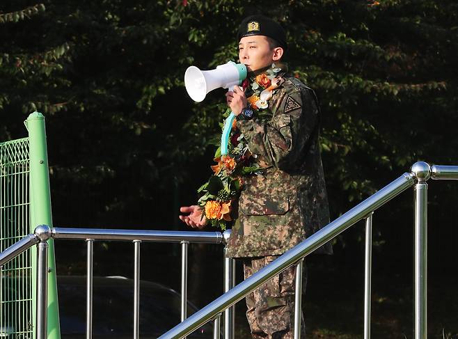 군 복무를 마친 그룹 빅뱅의 지드래곤이 26일 오전 경기도 용인시 지상작전사령부에서 나와 팬들 앞에서 소감을 말하고 있다. [연합뉴스]