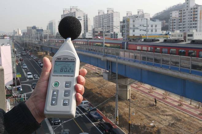 경남 창원시 구암동 고가철도 소음측정. [중앙포토]