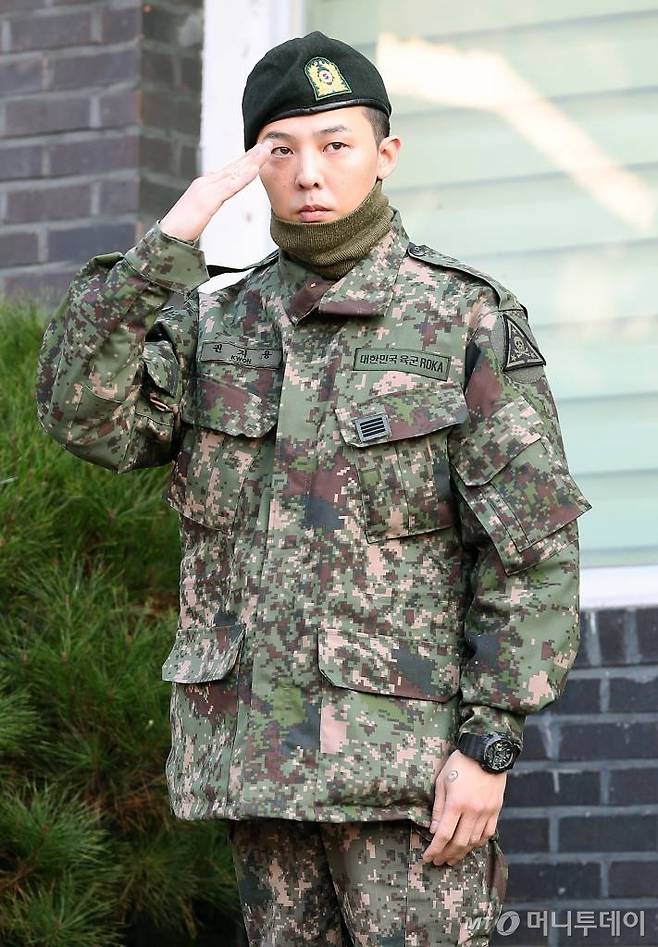 그룹 빅뱅 지드래곤(본명 권지용, 31)이 육군 현역 복무를 마치고 26일 오전 경기도 용인에 위치한 육군 지상작전사령부에서 전역신고를 마치고 팬들에게 인사를 하고 있다. / 사진=임성균 기자 tjdrbs23@