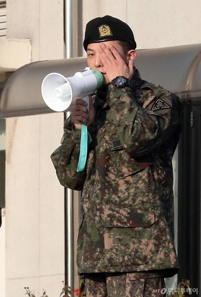 그룹 빅뱅 지드래곤(본명 권지용, 31)이 육군 현역 복무를 마치고 26일 오전 경기도 용인에 위치한 육군 지상작전사령부에서 전역신고를 마치고 팬들에게 인사를 하고 있다. / 사진=임성균 기자 tjdrbs23@