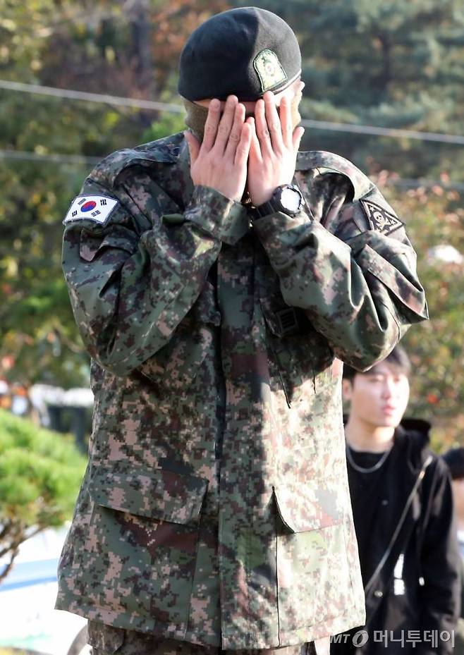 그룹 빅뱅 지드래곤(본명 권지용, 31)이 육군 현역 복무를 마치고 26일 오전 경기도 용인에 위치한 육군 지상작전사령부에서 전역신고를 마치고 팬들에게 인사를 하고 있다. / 사진=임성균 기자 tjdrbs23@