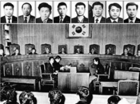 ▲ 8명 사형, 무기 9명 확정판결문을 읽고 있는 민복기(대법원장). 위 사진 왼쪽부터 김용원(39세. 경기여고 교사), 도예종(51세, 회사 경영), 서도원(52세, 전 대구매일신문 기자), 송상진(46세, 양봉업), 여정남(31세, 무직), 우홍선(45세, 회사원), 이수병(37세, 학원 강사), 하재완(43세, 양조장 운영).