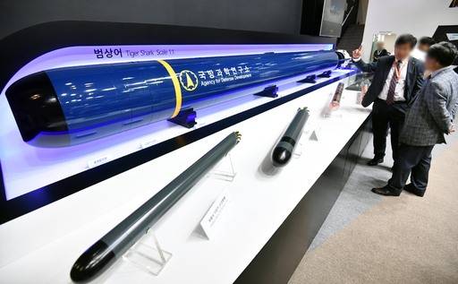 내년부터 실용화될 범상어 어뢰를 관계자들이 살펴보고 있다. 부산=뉴시스