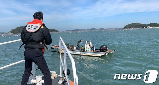 27일 오전 10시34분쯤 전남 완도군 송지면 길산항 인근 해상에서 문어통발 조업 중인 70대 여성이 바다로 추락했다. 해경이 익수자를 구조하기 위해 어선에 접근하고 있다.(완도해양경찰서 제공)2019.10.27/뉴스1 © News1