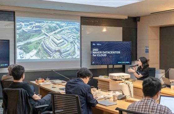 네이버 데이터센터TF의 사내 포럼. 이재열 서울대 사회학과 교수 등이 외부 자문가로 참여했다. [사진 네이버]