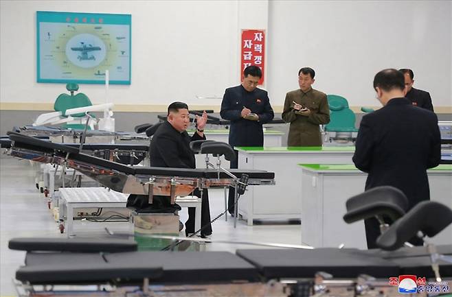 김정은 북한 국무위원장이 현대화 공사가 진행중인 묘향산의료기구공장을 시찰했다고 조선중앙통신이 27일 보도했다. [조선중앙통신=연합뉴스]