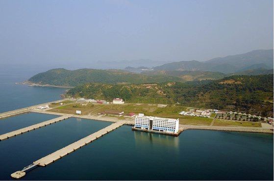 김정은 북한 국무위원장이 금강산관광지구를 현지지도하고 금강산에 설치된 남측 시설 철거를 지시했다고 조선중앙통신이 23일 보도했다. 조선중앙통신이 공개한 금강산관광지구 사진.[연합뉴스]
