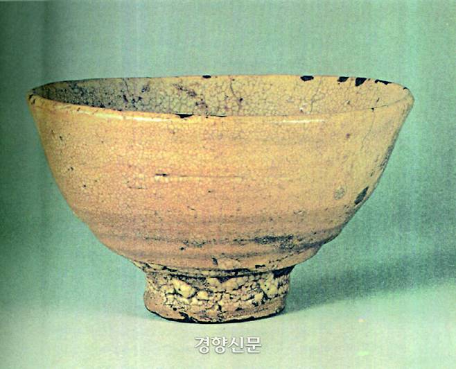 일본의 국보가 된 조선의 막사발 기자에몬 이도(喜左衛門 井戶). 이런 막사발들은 경남 진주지방에서 제삿날 김치를 담는 그릇이었다고 한다, 소장자였던 기자에몬(喜左衛門)의 이름을 땄다. 여러차례 주인이 바뀌었는데 1781년 다도구 수집가이자 마츠에(松江)의 영주였던 마츠다이라 후마이(松平不昧)가 구입할 때는 금 550냥을 지불했다고 한다.|교토 고호안(孤蓬庵) 소장