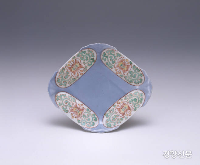 백자 채색 넝쿨무늬 마름모 모양 접시. 14~15세기 무렵 일본의 도자기 산업은 낙후되어 있었다. 당대 도자기를 제작할 수 있는 나라는 중국과 조선 뿐이었다. |사가현립 규슈도자문화관 제공