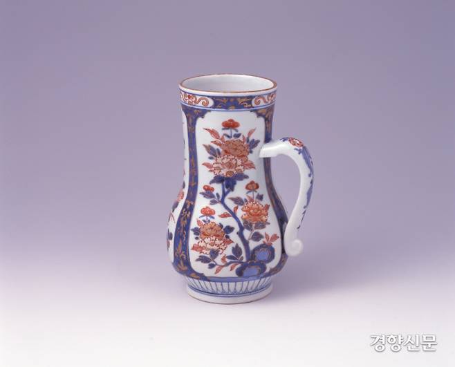 백자 채색 꽃무늬 맥주잔. 다양한 색상으로 화려하게 만든 히젠 자기의 기원은 조선 장인이 만든 소박하면서도 친근한 조선도자문화에서 찾을 수 있다. |사가현립 규슈도자문화관 소장