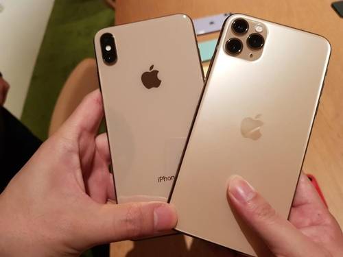 아이폰XS 맥스(좌측)와 아이폰11 프로 맥스(우측) [촬영 채새롬]