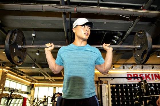 황 선수가 100㎏ 바벨을 들고 근력 운동 시범을 보였다.