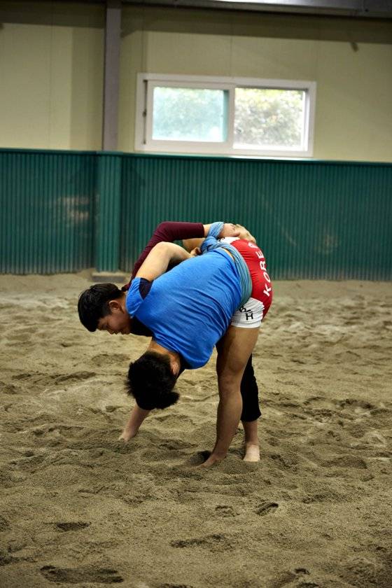 노 선수가 "이렇게 넘어가는 거야" 하고는 넘어가는 자세를 취했다.