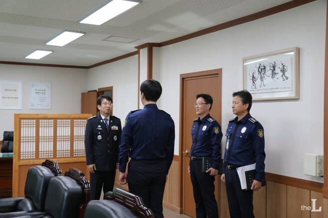 지난 23일 오전 본지기자가 김승만 의정부교도소장 집무실에서 교도관 1박2일 체험근무를 신고하고 있다./사진=의정부교도소 제공