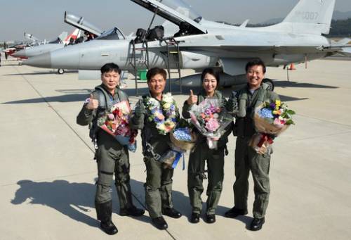 제6기 국민조종사로 선발된 세계일보 김선영 기자와 소방공무원 조양현씨, 항공사 승무원 송혜진씨, 교직원 손승목씨(왼쪽부터). 공군 제공