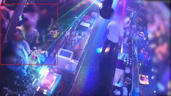 (광주=뉴스1) 허단비 기자 = 지난 23일 오전 2시39분쯤 광주 서구 한 클럽에서 복충 구조물이 무너져 27명의 사상자가 발생했다. 사진은 클럽 내 손님들이 무너진 구조물을 손으로 떠받치고 있는 모습.(광주지방경찰청 제공)2019.7.28/뉴스1